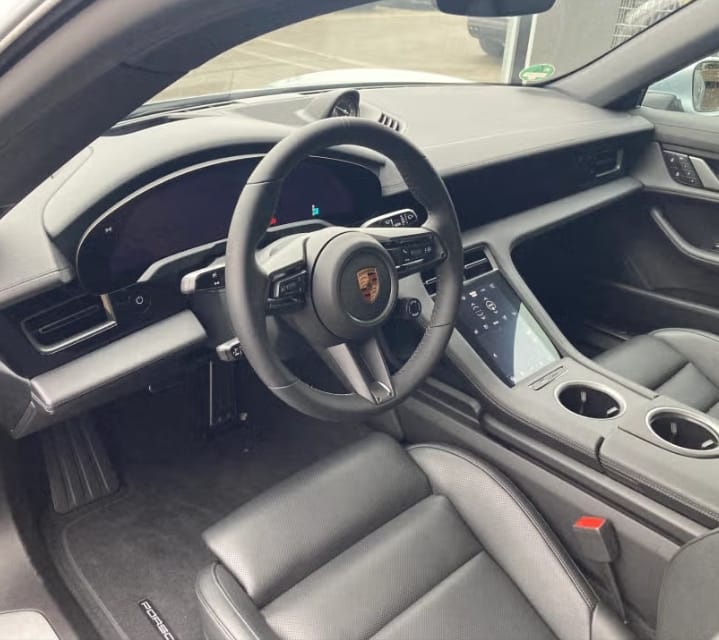 
								Porsche Taycan 4 Cross Turismo full									
